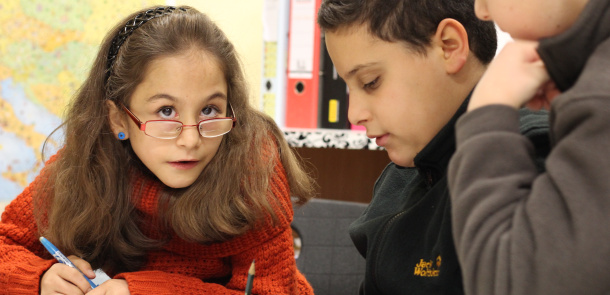 Vorbildlicher Unterricht für Kinder mit und ohne Behinderung: Jakob Muth-Preis für inklusive Schule. Diesjährige Preisträger kommen aus Bonn, Jena und Kassel. Es ist eines der meistdiskutierten Themen in der Schulpolitik: das gemeinsame Lernen von Kindern mit und ohne Behinderung. Seit vor vier Jahren eine UN-Konvention in Kraft trat, die auch für Kinder mit besonderem Förderbedarf Zugang zu Regelschulen fordert, treiben viele Bundesländer die Inklusion voran. Die Herausforderungen, die das gemeinsame Lernen an die Schulen stellt, sind groß. Denn sie sollen jeden Schüler  ob mit oder ohne Behinderung  individuell bestmöglich fördern. Dass etliche Schulen dies bereits schaffen, zeigt der Jakob Muth-Preis, der am kommenden Mittwoch (23.1.) zum vierten Mal verliehen wird. Mit ihm werden seit 2009 jährlich Schulen ausgezeichnet, die vorbildlichen inklusiven Unterricht anbieten. In diesem Jahr kommen die Preisträger aus Bonn, Jena und Kassel. Die Siegerschulen erhalten ein Preisgeld von jeweils 3.000 Euro. Foto von der Kasseler Gesamtschule. Bitte unbedingt die Hinweise unter freie Bemerkung beachten.