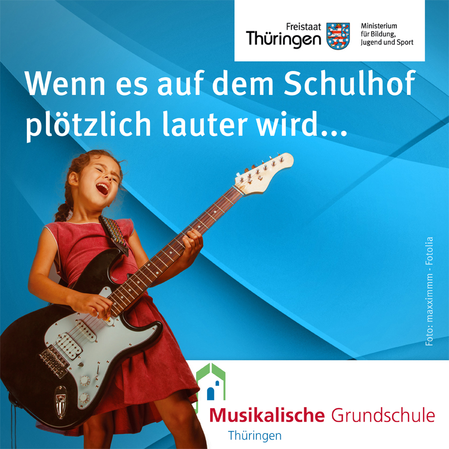 ein ca. 10 Jahre altes Mädchen spielt vor blauem Hintergrund mit einer elektrischen Gitarre.