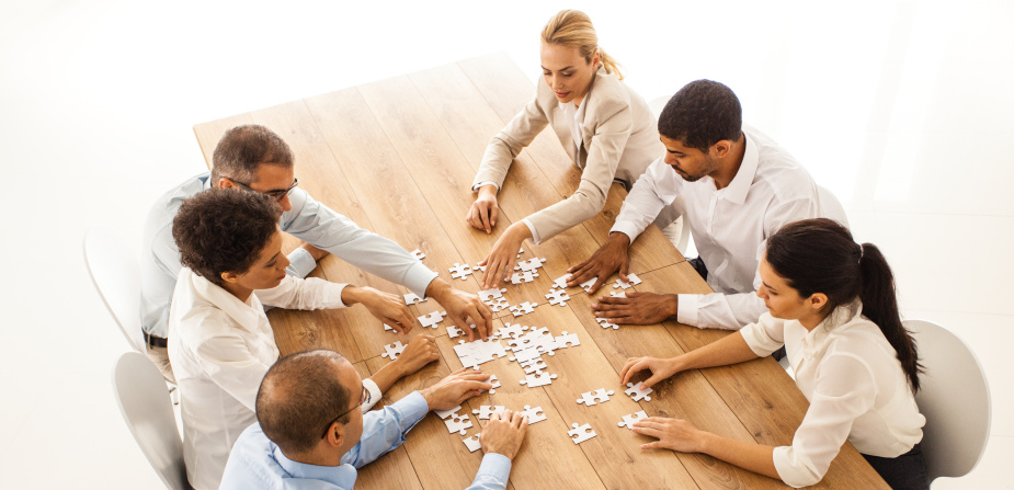 Junge Leute am puzzeln.