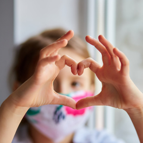 Kind mit Mundschutz.