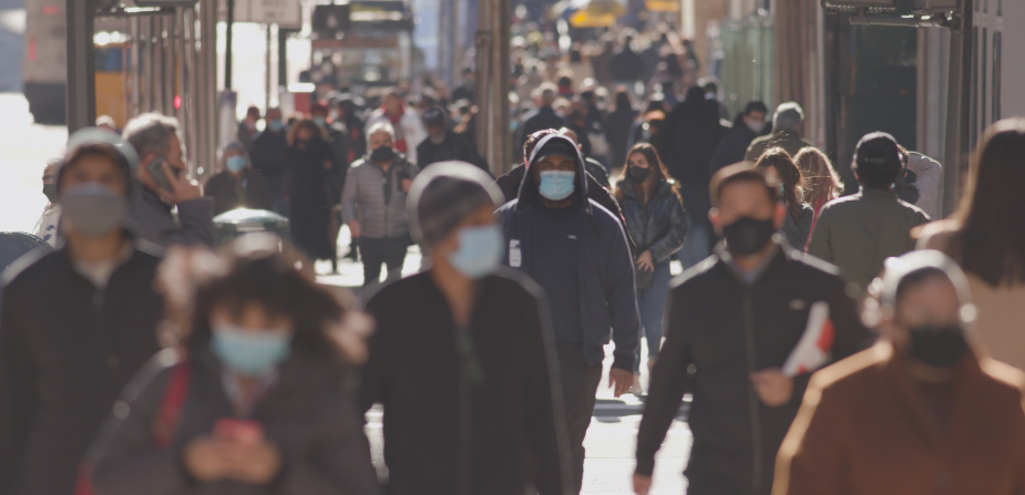 Menschen, die zum Schutz vor Covid19 eine Maske tragen.