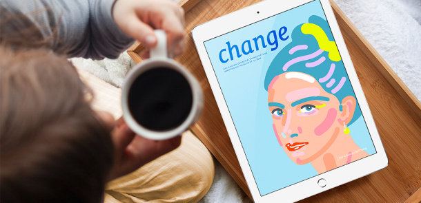 Ein Tablet liegt auf einem Frühstückstablett, auf dem Display ist das Cover des neuen change-Magazins zu sehen.