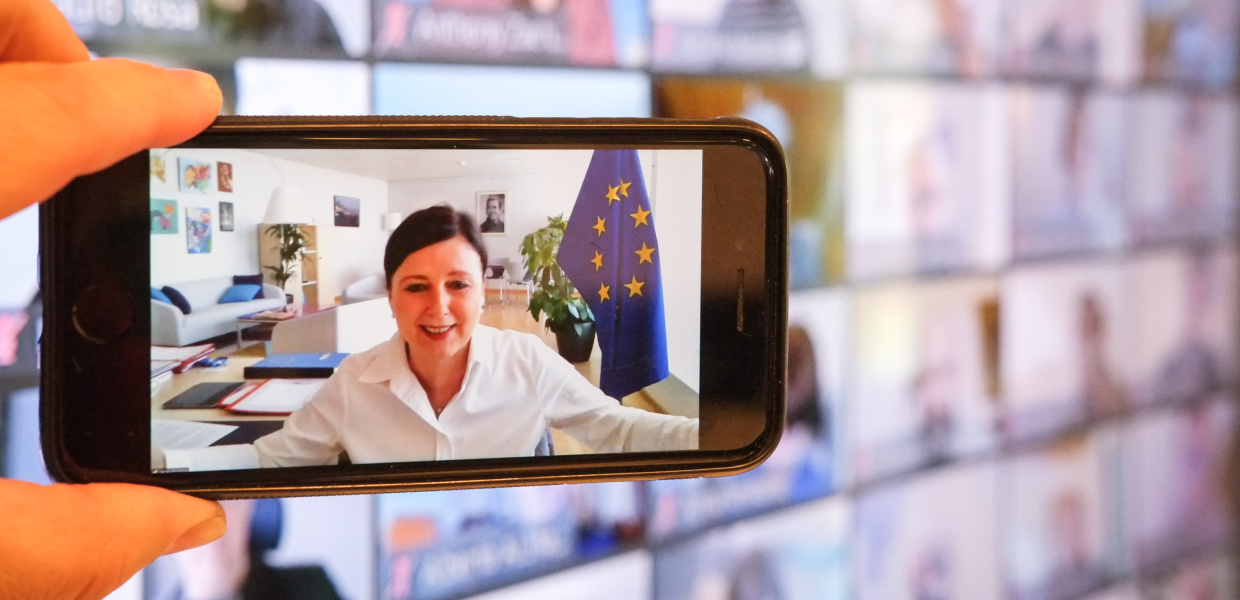 Věra Jourová auf einem Smartphone während einer Liveschaltung.
