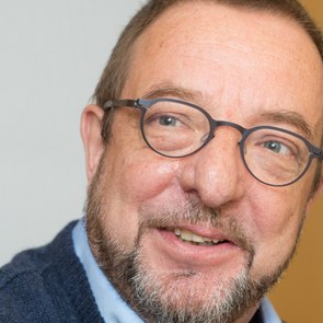 Portraitfoto des Schulleiters Jochem von Schwerdtner