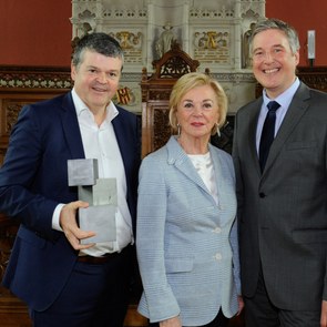 Bart Somers mit World Mayor Prize 2016, Liz Mohn und Henning Schulz im Ratssaal von Mechelen