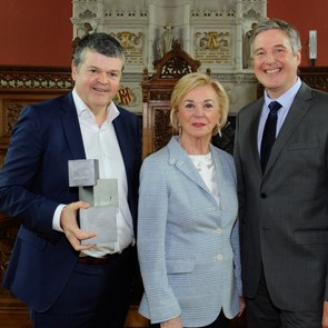 Bart Somers mit World Mayor Prize 2016, Liz Mohn und Henning Schulz im Ratssaal von Mechelen