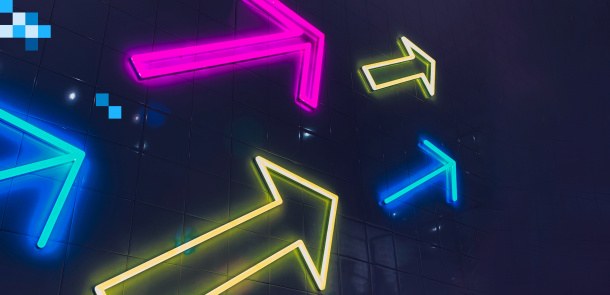 Montage: bunte Neonpfeile zeigen in verschiedene Richtungen