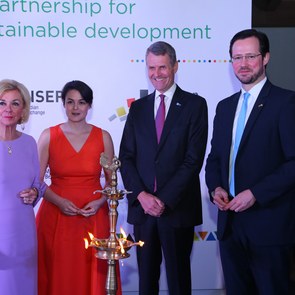 Liz Mohn, Angela de Giacomo (Indien Koordinatorin, GINSEP), Bernhard Steinrücke (Leiter, Indo-German Chamber of Commerce) und Dirk (Staatssekretär beim BMWi)