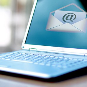 Notebookdisplay mit einem Briefumschlag