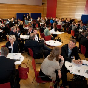 Gruppen diskutieren an runden Tischen