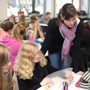 Kinder im Klassenraum