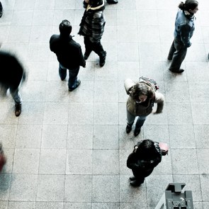 Menschen am Bahnhof