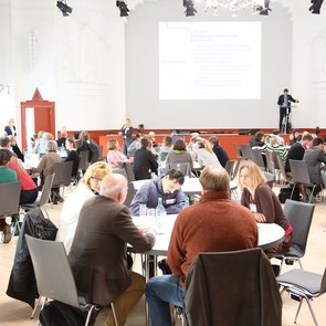 Blick in den Veranstaltungsraum in Leipzig