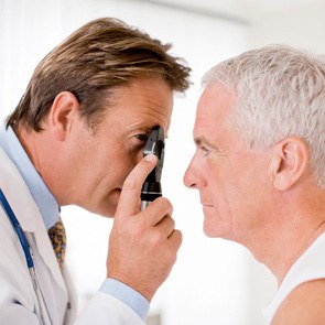 Augenarzt untersucht seinen Patienten