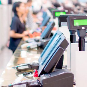 eine Reihe vieler Kassen hintereinander