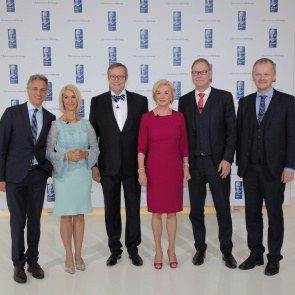 Toomas Hendrik Ilves und Prof. Jan Gulliksen mit dem Vorstand der Bertelsmann Stiftung