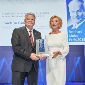 Bundespräsident a.D. Joachim Gauck zusammen mit Liz Mohn auf der Verleihung des Reinhard Mohn Preises 2018
