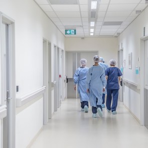 Ärzte gehen durch einen Flur zum Operationssaal.