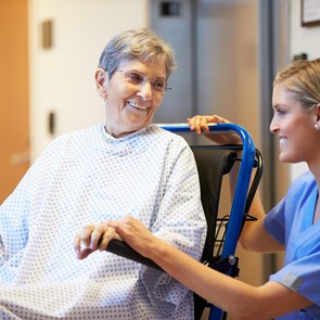 Pflegerin hält Pflegenden die Hand