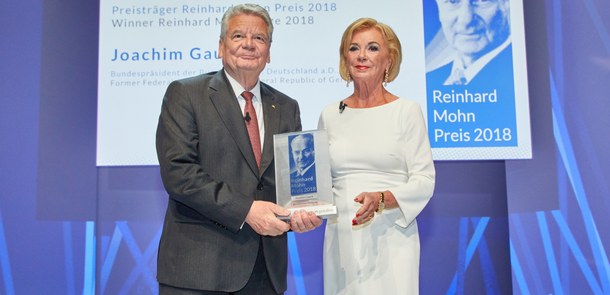 Die stellvertretende Vorstandsvorsitzende der Bertelsmann Stiftung Liz Mohn überreicht dem ehemaligen Bundespräsidenten Joachim Gauck auf der Bühne des Theaters Gütersloh den Reinhard Mohn Preis.