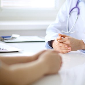 Arzt und Patient im Gespräch.