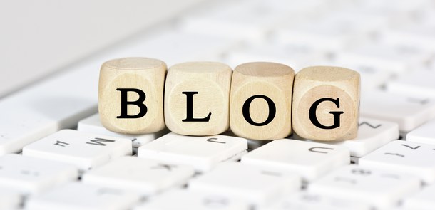 Buchstabenwürfel liegt auf Tastatur