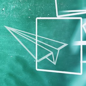 Papierflieger im spacigen grünen Hintergrund zu sehen