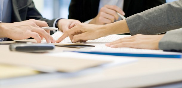 Arbeitsgruppe diskutiert über Unterlagen