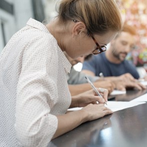 Junge Frau füllt Fragebogen aus