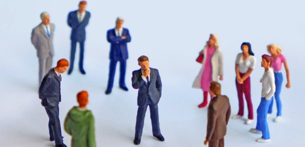 Gruppenbild von Modellfiguren unterschiedlicher Menschen (Rollen)