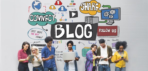 Junge Leute unterschiedlicher Herkunft am Bloggen