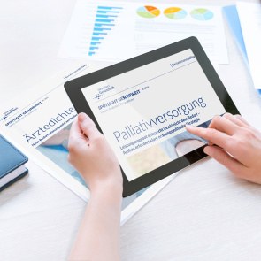 Eine Frau liest auf einem Tablet das Spotlight Gesundheit 