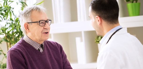 älterer Patient im Gespräch mit Arzt