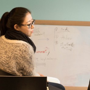 Junge Menschen vor einem Whiteboard