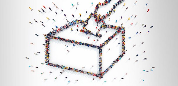 [Translate to English:] Wahlurne mit Menschen