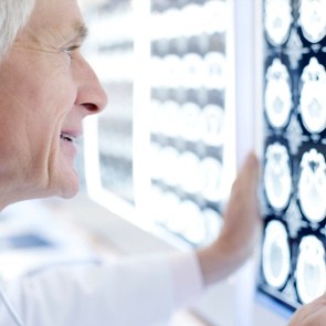 Ein Arzt schaut sich CT-Aufnahmen an.