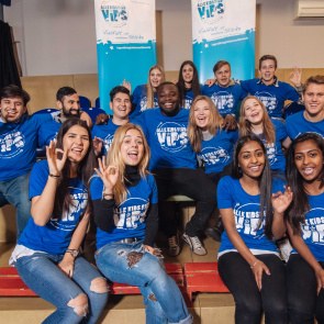 Gerald Asamoah sitzt inmitten der Schüler aus Grevenbroich