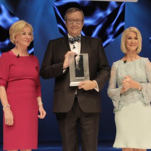 Toomas Hendrik Ilves with the Reinhard Mon Prize 2017, Liz Mohn and Brigutte Mohn