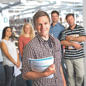 Personengruppe in Bibliothek