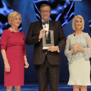 Toomas Hendrik Ilves mit dem Reinhard Mohn Preis 2017 und den Damen Mohn