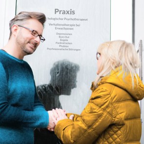 Psychotherapeut und Patientin vor der Praxis