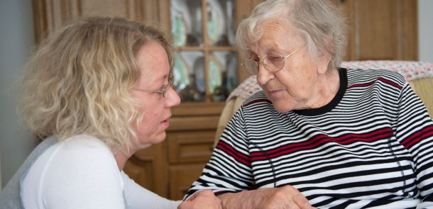 Pflegerin im Gespräch mit Seniorin