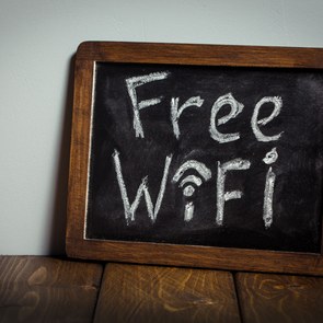 Tafel mit der Aufschrift "Free WiFi"