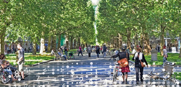 Spaziergänger und Radfahrer auf einer Straße