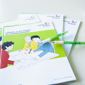 Leitfaden zu den Inhalten der Fortbildungsmodule liegt auf dem Tisch