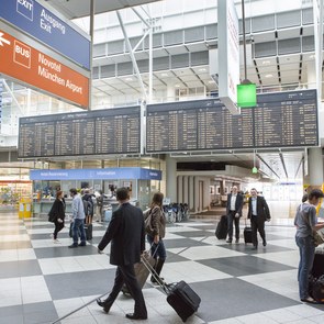 Personen laufen durch Flughafen