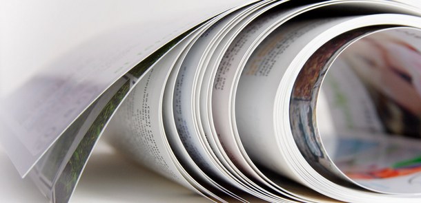 eine aufgerollte Broschüre