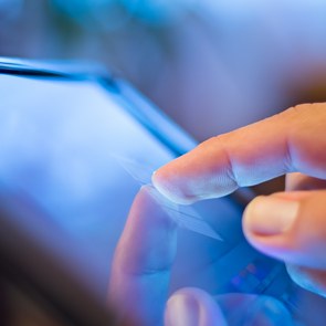 Finger tippt auf Tablet