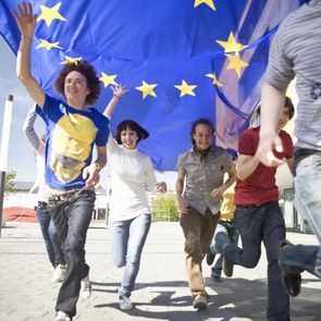 Eine Gruppe junger Menschen rennen mit einer EU-Flagge durch München.