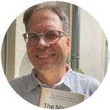 Finn Heinrich mit einem Buch in der Hand